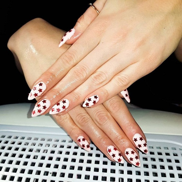 Sư Tử (23/7 – 22/8). Người mang cung Sư Tử được đánh giá vô cùng tự tin. Nét tính cách này được thể hiện ngay cả trong gu thẩm mỹ. Cụ thể, họ luôn muốn mọi người chú ý đến mình. Kiểu nail màu sắc, nhiều chi tiết này sẽ giúp Sư Tử thỏa mãn điều đó.