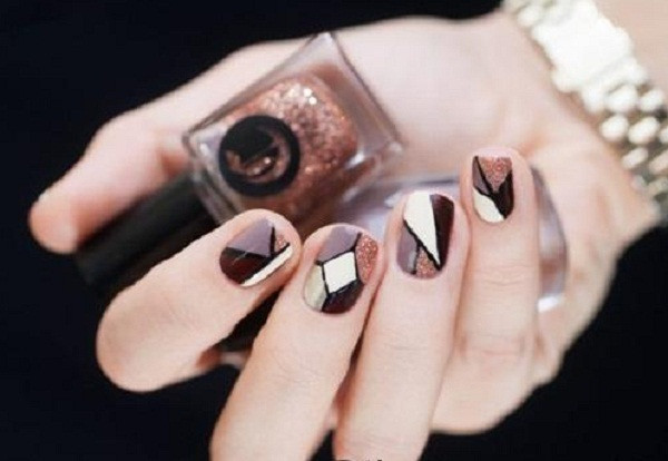 Cự Giải (21/6 - 22/7). Phụ nữ cung Cự Giải giàu trí tưởng tượng song cũng vô cùng chu đáo. Mẫu nail hình học rất phù hợp với tinh thần sáng tạo trong ngày đầu năm mới.