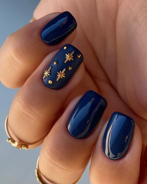 Kim Ngưu (20/4 – 20/5). Kim Ngưu là một trong những cung hoàng đạo có tính cách phức tạp nhất. Bạn cứng rắn nhưng cũng vô cùng mỏng manh. Lựa chọn móng tay màu biển đậm, điểm xuyết màu vàng sẽ vô cùng phù hợp.