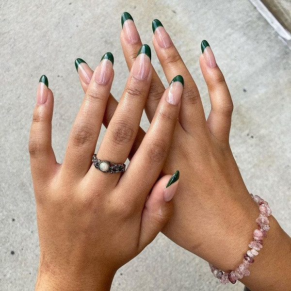 Bảo Bình (20/1 – 18/2). Bảo Bình là con người của khoa học, yêu thích sự rõ ràng. Chính vì vậy, mẫu móng tay tối giản không chỉ may mắn mà còn hứa hẹn “được lòng” hầu hết chị em.