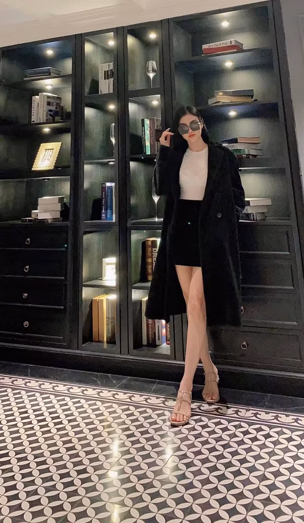 Để giữ nhiệt, bên ngoài bà mẹ một con mặc áo khoác dáng dài. Dù mặc tông đen song không vì thế mà Julia Hồ trở nên “hắc ám”. Trái lại, bộ đồ hài hòa cùng thần thái giúp bông hậu toát lên vẻ sang chảnh khó bì. Ảnh: FBNV.