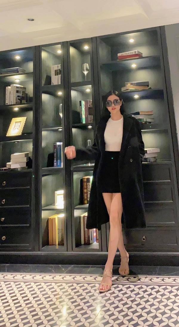 Ghé thăm Hà Nội những ngày lạnh siêu cấp, nàng hậu 8X phối áo ấm với chân váy bút chì.