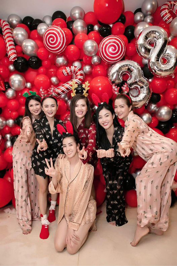 Thường ngày sexy là vậy, thế nhưng, dịp nghỉ lễ Julia Hồ lại khiến người hâm mộ bất ngờ bởi bộ đồ không thể kín hơn.