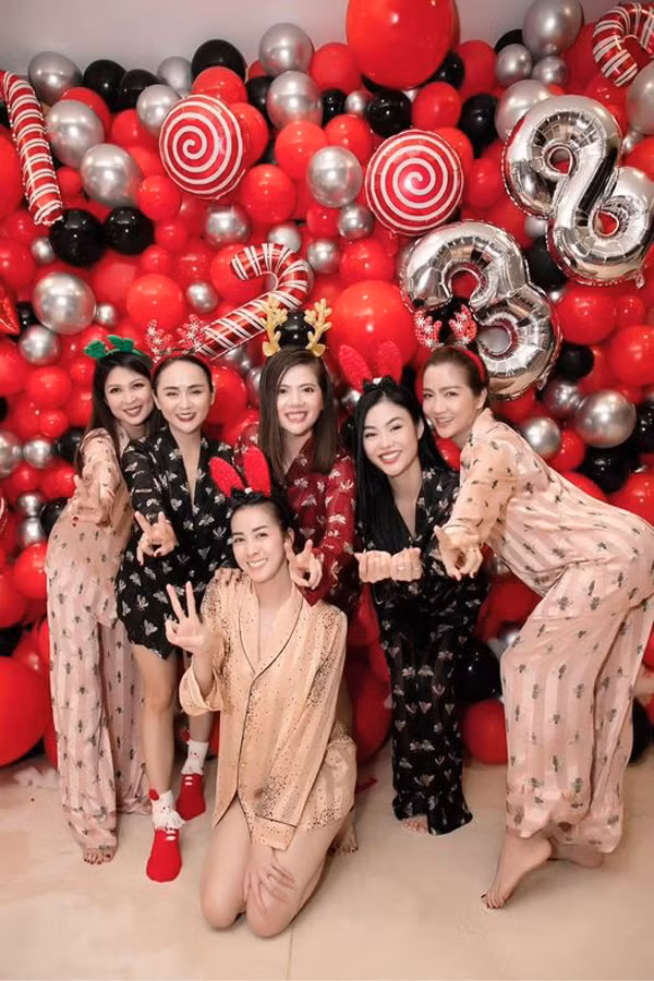 Thường ngày sexy là vậy, thế nhưng, dịp nghỉ lễ Julia Hồ lại khiến người hâm mộ bất ngờ bởi bộ đồ không thể kín hơn.