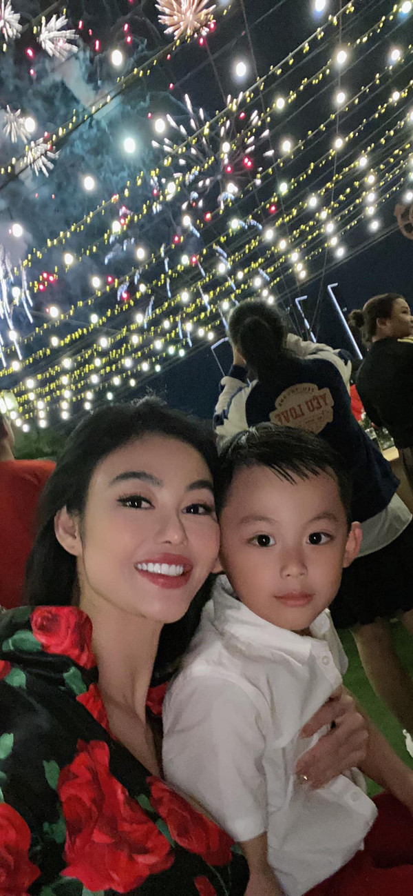 Đón giao thừa cùng con trai, người đẹp sinh năm 1987 đằm thắm với bộ đầm họa tiết hoa hồng to bản.