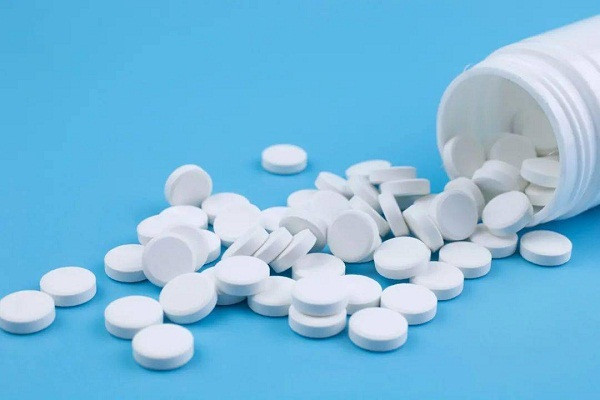 Uong thuoc loi tieu de giam can, gai tre nhan ve ket dang