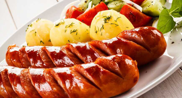 Xúc xích nướng. Xúc xích là món ăn vặt hầu hết trẻ em đều yêu thích. Giá cả bình dân cùng việc bày bán phổ biến nên không khó để trẻ tiếp cận món ăn này.