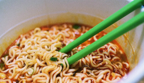 Nhanh tiện nhưng mì gói là món không nên cho trẻ ăn nhiều. Ăn nhiều, trẻ sẽ giảm cảm giác thèm ăn. Ảnh hưởng tiêu cực đến hệ tiêu hóa. Điều này vô cùng bất lợi cho sự phát triển của bé.