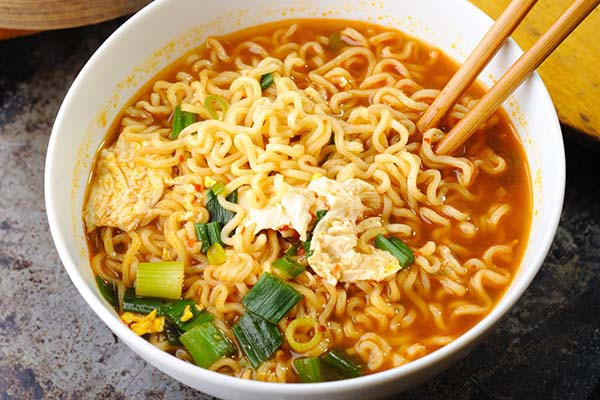 Mì gói. Không ít phụ huynh bận rộn, sắm sẵn thùng mì gói để ở nhà. Buổi sáng hay khi nào đói, chỉ cần úp mì là xong.