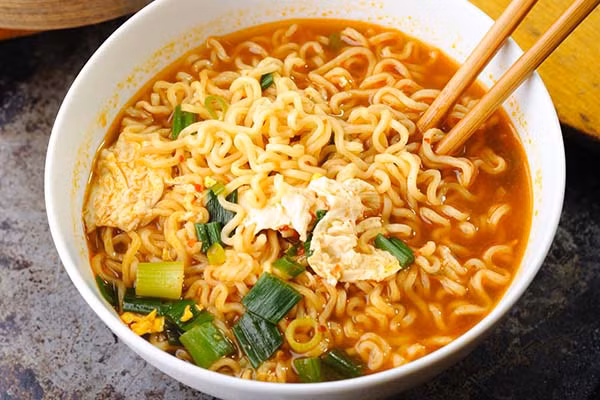 Mì gói. Không ít phụ huynh bận rộn, sắm sẵn thùng mì gói để ở nhà. Buổi sáng hay khi nào đói, chỉ cần úp mì là xong.