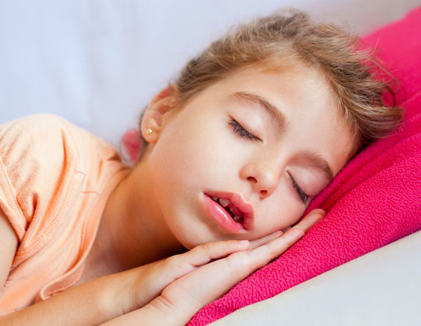 Khuôn mặt dài và hẹp. Nghiên cứu chỉ ra rằng, thở bằng miệng cũng khiến phần dưới gương mặt dài hơn. Đặc điểm này thể hiện khá rõ ở trẻ sau 5 tuổi.