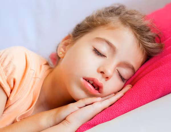 Khuôn mặt dài và hẹp. Nghiên cứu chỉ ra rằng, thở bằng miệng cũng khiến phần dưới gương mặt dài hơn. Đặc điểm này thể hiện khá rõ ở trẻ sau 5 tuổi.