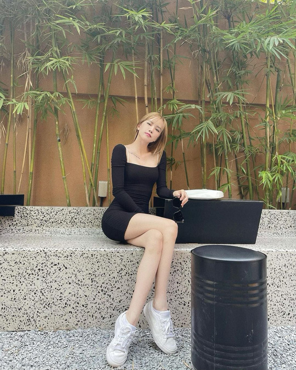 Trong khi không ít mỹ nhân Vbiz chạy theo cách ăn mặc hở hang thu hút sự chú ý thì ca sĩ Thiều Bảo Trâm lại định hình rõ nét phong cách của mình. Trang phục cô lựa chọn đều toát lên vẻ trẻ trung năng động, sexy nhưng không phản cảm.