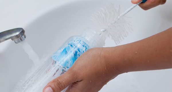 Bình chất liệu PES. Bình sữa chất liệu PES an toàn với trẻ nhờ không chứa bisphenol A. Bình nhẹ, không vỡ, khả năng chịu nhiệt lên tới 180 độ C. Điểm yếu của bình là dễ lắng cặn, mất thời gian khi rửa.