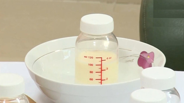  Hấp thụ lượng lớn hạt vi nhựa trong thời gian dài ảnh hưởng tiêu cực đến chức năng đường ruột, máu và hệ bạch huyết. Thậm chí, hạt vi nhựa có thể đọng lại ở phổi trẻ, ảnh hưởng đến quá trình hô hấp.