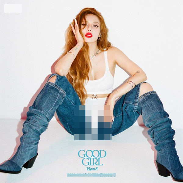 Cách đây không lâu, HuynA từng mặc thiết kế bodysuit trắng cách điệu phối cùng quần jeans. Nhiều người nhận xét, cô nàng có phần quá táo bạo trong cách lên đồ, vượt qua giới hạn của sự gợi cảm.