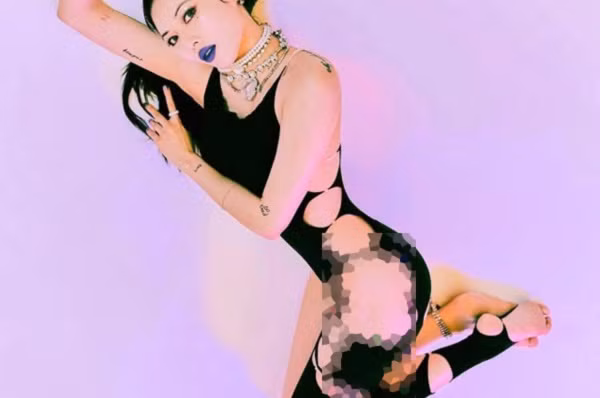 Bên cạnh đó, thiết kế bó sát cũng giúp ca sĩ HuynA thu hút sự chú ý đến thân hình chuẩn mẫu. Dù phô trọn lợi thế ngoại hình nhưng mỹ nhân sinh năm 1992 lại vấp phải nhiều chỉ trích, cho rằng ăn mặc quá lố.