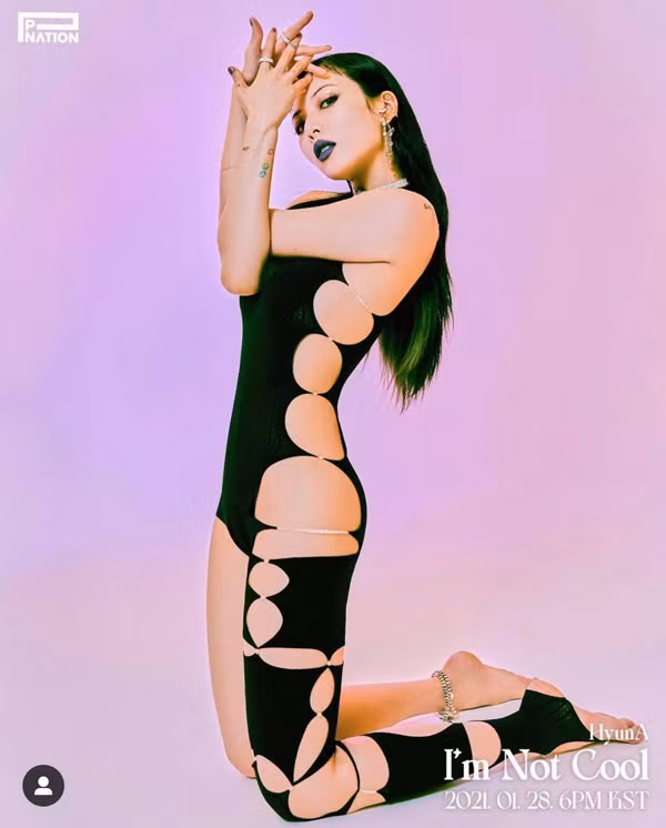 Cụ thể, kiều nữ xứ Hàn khoác lên mình bộ đồ đen bó sát, cắt khoét toàn thân. Những đường vòng tròn, bầu dục được cắt sắc nét trên trang phục, khoe khéo làn da trắng nuột nà không tỳ vết.