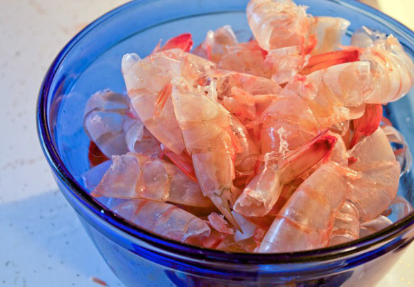 Về vỏ tôm, chúng thực sự chứa lượng canxi rất cao. Ước tính, có 991mg canxi trong 100g vỏ. Dù vậy, canxi trong tôm lại không hề dễ hấp thụ.