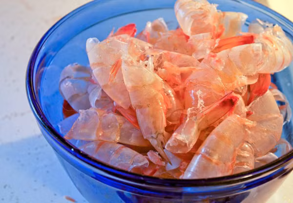 Về vỏ tôm, chúng thực sự chứa lượng canxi rất cao. Ước tính, có 991mg canxi trong 100g vỏ. Dù vậy, canxi trong tôm lại không hề dễ hấp thụ.