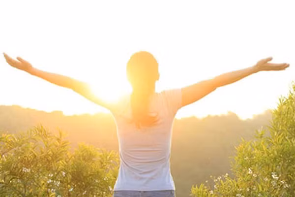 Bên cạnh đó, bổ sung vitamin D, phơi nắng cũng có ý nghĩa quan trọng trong việc thúc đẩy cơ thể hấp thu nguồn canxi quý giá. Ảnh: Internet. Mời độc giả xem video: Sự thật về tác dụng của thực phẩm chức năng. Nguồn: VTC1.