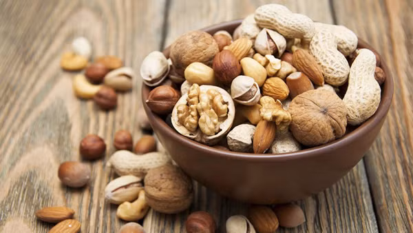 Quả hạch. Ưu điểm của quả hạch là lượng canxi cao, giàu chất béo tốt, lượng chất xơ dồi dào tốt cho tiêu hóa. Vậy nhưng, quả hạch lại chứa lượng muối khá lớn. Tiêu thụ nhiều không hề tốt cho sức khỏe.