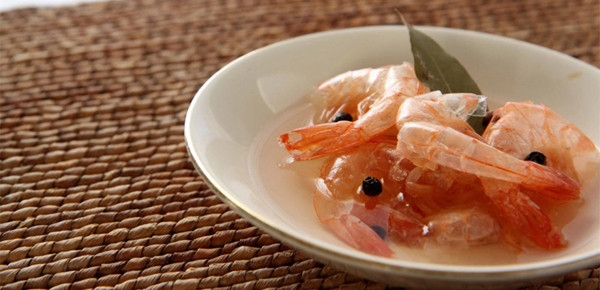 Mặt khác, vỏ tôm chứa nhiều canxi nhưng nó còn chứa nhiều muối hơn. Theo nghiên cứu, lượng natri trong tôm là 5057mg/100g (nhiều hơn lượng cho phép một ngày). Do đó, bổ sung canxi từ nguồn thực phẩm này hàng ngày rất khó.