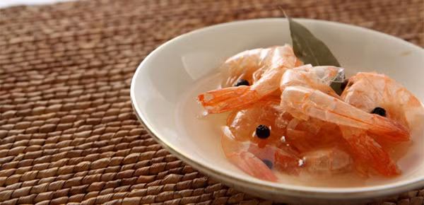 Mặt khác, vỏ tôm chứa nhiều canxi nhưng nó còn chứa nhiều muối hơn. Theo nghiên cứu, lượng natri trong tôm là 5057mg/100g (nhiều hơn lượng cho phép một ngày). Do đó, bổ sung canxi từ nguồn thực phẩm này hàng ngày rất khó.