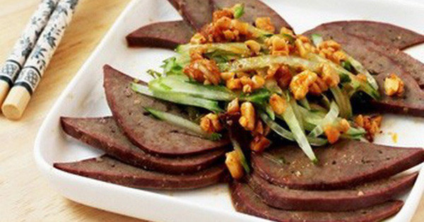 Ngoài gan, phổi lợn cũng là một cơ quan không sạch. Chúng là cơ quan hô hấp của lợn. Do môi trường sống của lợn cũng rất dễ nhiễm vi khuẩn, ký sinh trùng vì vậy phổi lợn rất dễ chứa lượng lớn vi khuẩn, bụi bẩn, nếu ăn vào sẽ không tốt cho cơ thể. Ảnh: Internet.