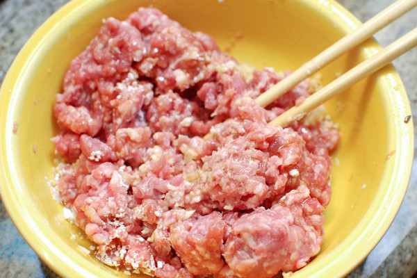 Nhìn chung, thịt cổ lợn rẻ và khó bán hơn so với những bộ phận khác. Không ít thương lái dùng chúng làm thịt xay hoặc trộn vào thịt xay của các phần khác. Chính vì vậy, bạn nên chọn thịt rồi mới xay tránh phải trả mức tiền cao hơn cần thiết.