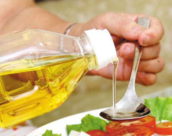 Không nhìn vào thành phần dầu. Nhìn vào thành phần, bạn sẽ nắm được tỉ lệ chất trong chúng để mua phù hợp với mục đích gia đình. Bình thường, các thành phần khác nhau sẽ được sắp xếp lần lượt theo thứ tự giảm dần. Thứ hạng càng cao trong danh sách thành phần thì hàm lượng càng nhiều.