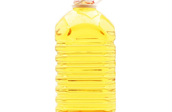 Tốt hơn, bạn nên tính toán lượng dầu ăn của gia đình để mua cho hợp lý. Cố gắng sử dụng dầu sau 1-2 tháng, bảo quản nơi thoáng mát, tránh ánh nắng trực tiếp.