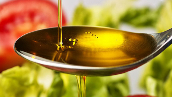 Cũng chính từ lý do này, nhiều người có cách dùng dầu ăn là chỉ mua 1 loại trong thời gian dài vì tin là nó tốt. Thực tế, các loại dầu khác nhau chứa lượng axit béo, thành phần dinh dưỡng khác nhau. Việc mua một loại dầu liên tục chỉ khiến cơ thể mất đi cơ hội nhận được nguồn dinh dưỡng đa dạng.