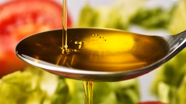 Cũng chính từ lý do này, nhiều người có cách dùng dầu ăn là chỉ mua 1 loại trong thời gian dài vì tin là nó tốt. Thực tế, các loại dầu khác nhau chứa lượng axit béo, thành phần dinh dưỡng khác nhau. Việc mua một loại dầu liên tục chỉ khiến cơ thể mất đi cơ hội nhận được nguồn dinh dưỡng đa dạng.