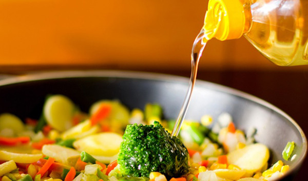 Dù tốt cho sức khỏe song chuyên gia khuyên không nên lạm dụng dầu trong chế biến đồ ăn. Tiêu thụ lượng lớn dầu sẽ mang đến những tác động tiêu cực cho cơ thể. Mỗi ngày, mỗi người chỉ nên dùng 25-30g dầu (tương đương 3 thìa cà phê).