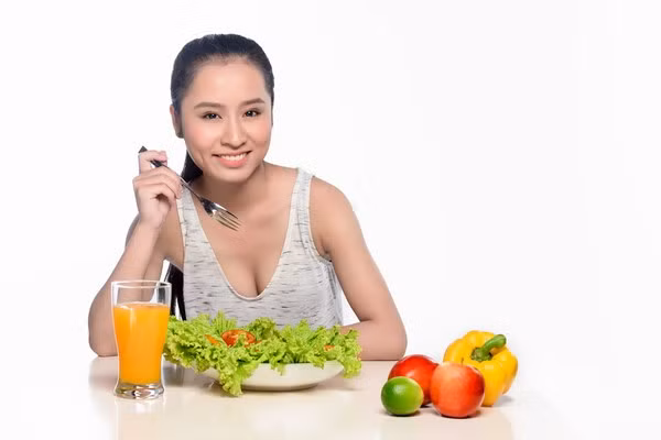 Ăn chay trường. Ngoài việc khiến người ăn có thể suy dinh dưỡng, ăn chay trường còn khiến cơ thể rơi vào tình trạng gan nhiễm mỡ. Nguyên nhân bởi, ăn chay lâu ngày khiến chuyển hóa mỡ trong cơ thể không diễn ra được như bình thường. Thậm chí, chất béo sẽ dễ tích tụ trong gan, hình thành chứng gan nhiễm mỡ.