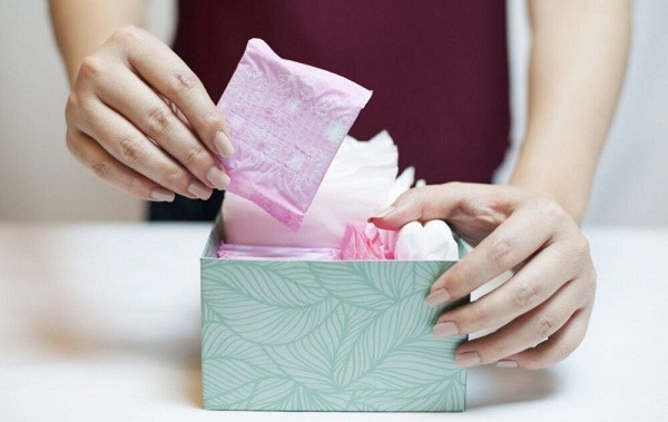 Thứ hai, chú ý chọn băng vệ sinh chất lượng trong mỗi kỳ kinh nguyệt. Khi dùng, quan sát kỹ xem bao bì có bị rách hay không. Sử dụng băng vệ sinh không đảm bảo là cách nhanh nhất dẫn tới viêm nhiễm phụ khoa.