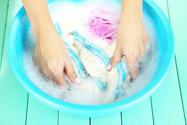 Bên cạnh đó, để bảo vệ sức khỏe “cô bé”, bạn gái cần thay, giặt quần lót hàng ngày. Phơi quần ở nơi thoáng gió, tránh để trong khu vực ẩm ướt như phòng tắm. Khi quần lót có dấu hiệu biến dạng, bạc màu, nên loại bỏ càng sớm càng tốt.