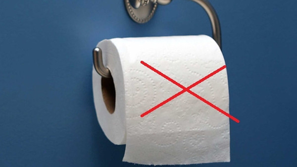 Bên cạnh đó, giấy vệ sinh để sẵn tại các nhà vệ sinh công cộng cũng cần cân nhắc khi sử dụng. Ngoài việc không biết rõ nguồn gốc, việc đặt sẵn giấy vệ sinh trong môi trường nhiều vi khuẩn có hại như toilet khiến chúng dễ bị nhiễm khuẩn. Chính vì vậy, bạn nên mang giấy chuẩn bị sẵn khi dùng WC chung.