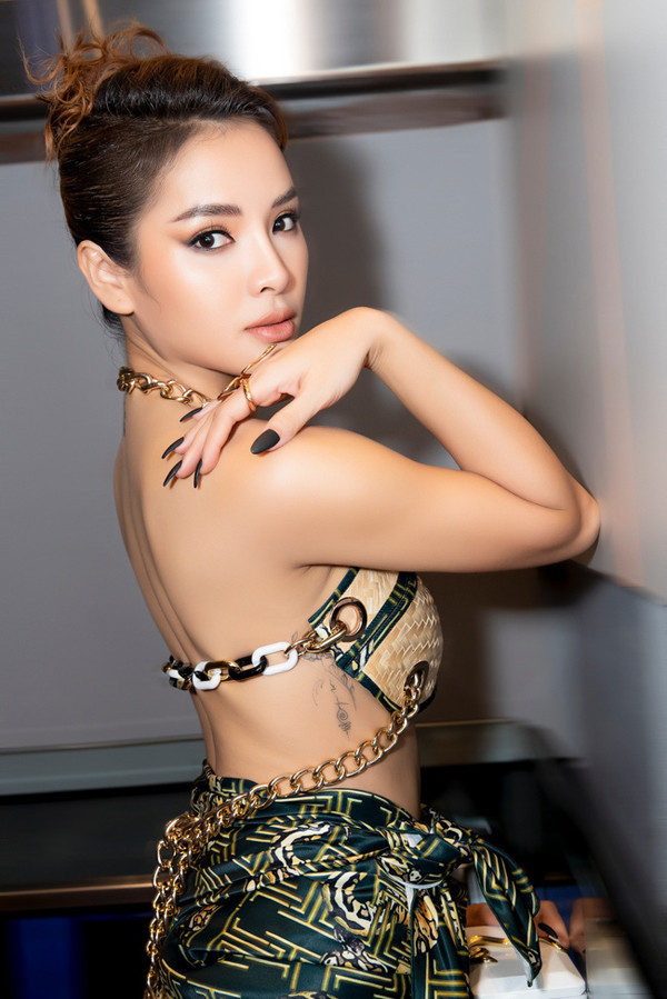 Bên cạnh đó, chiếc áo với thiết kế độc lạ còn giúp mỹ nhân An Giang lộ lưng trần nõn nà.