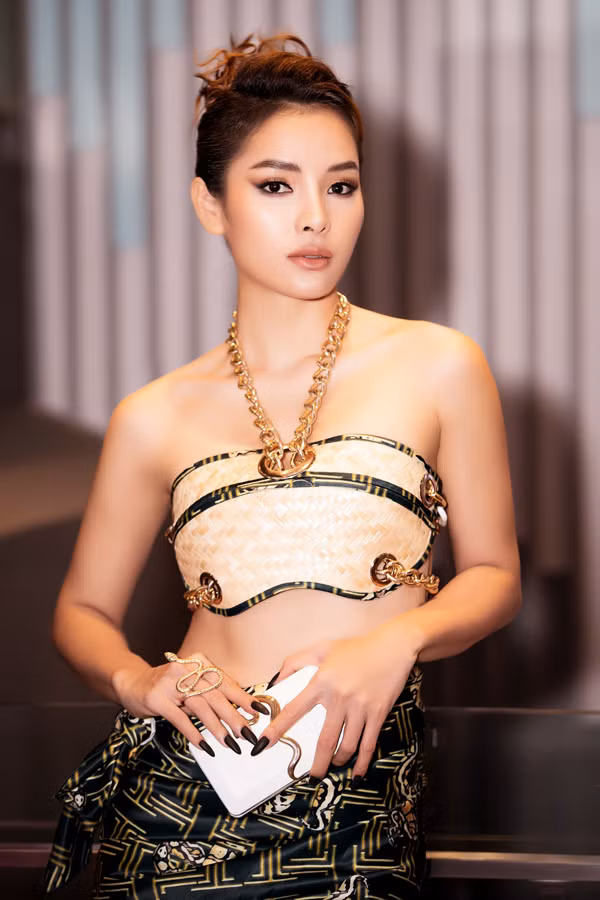 Có giai đoạn vắng bóng vì ảnh hưởng của dịch bệnh, gần đây nữ ca sĩ xuất hiện dày đặc hơn. Tham gia sự kiện phim ảnh diễn ra tại thành phố Hồ Chí Minh, "bom sex" Phương Trinh Jolie gây ấn tượng với tạo hình “nữ thần rắn”.