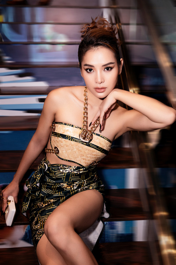 Trang phục với chất liệu tre truyền thống giúp người đẹp khoe trọn số đo ba vòng 84-61-95 cùng vai trần thon gọn.