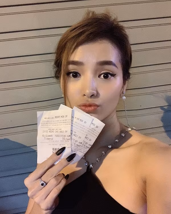 Trên trang cá nhân, khoe ảnh đi xem “Võ sinh đại chiến” song dân tình lại hùa nhau khen cô nàng đẹp gái trong thiết kế váy đen. Ảnh: Instagram nhân vật.