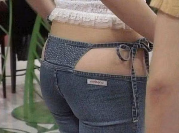 Bên cạnh thiết kế hở toang, kiểu quần jeans cạp trễ khoe nội y chữ T cũng không được hưởng ứng.