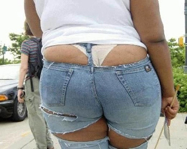 Đúng là thảm họa quần jeans khiến mọi người chú ý. Song lại là cái nhìn hoang mang, khó hiểu. Ảnh: Internet.