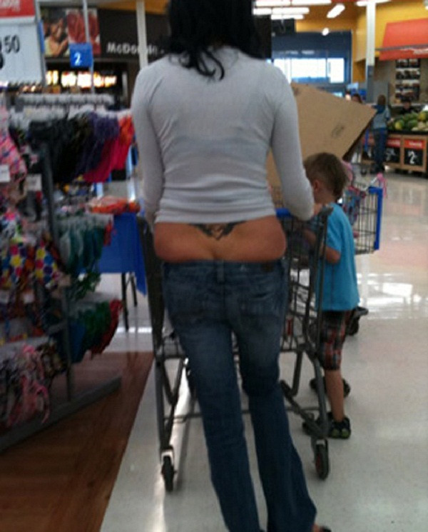 Mẫu quần jeans cạp trễ lộ điểm xấu xí trên cơ thể cũng nhận "cơn mưa" chỉ trích.