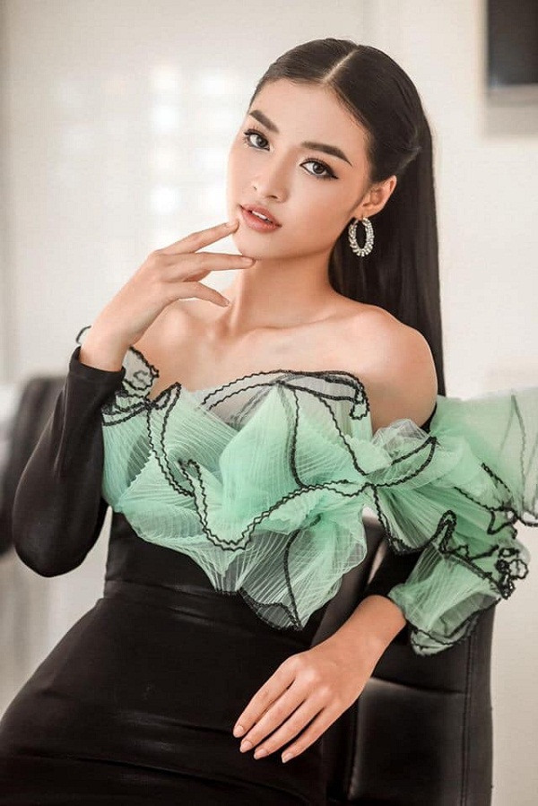 Những bộ đầm khoe vai trần không ít lần được người đẹp Quảng Nam chưng diện.