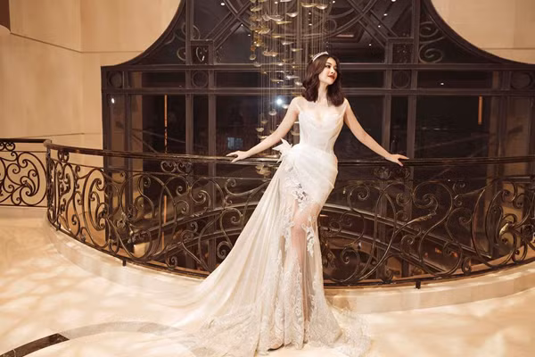 Bằng cách lên đồ tinh tế, ngay cả với đồ xuyên thấu, Kiều Loan cũng không dễ dàng bị “phản chủ”.