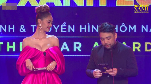 Ở một số khung hình, sự cố trang phục khiến cử động của Á hậu khiến khán giả hồi hộp, nín thở bởi chỉ cần sơ ý là vòng 1 của cô nàng có thể “xổ” ra bất cứ khi nào.