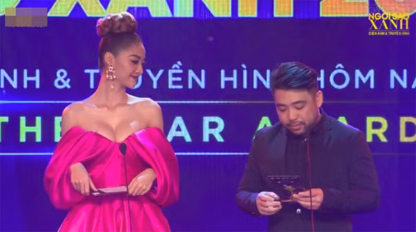 Ở một số khung hình, sự cố trang phục khiến cử động của Á hậu khiến khán giả hồi hộp, nín thở bởi chỉ cần sơ ý là vòng 1 của cô nàng có thể “xổ” ra bất cứ khi nào.